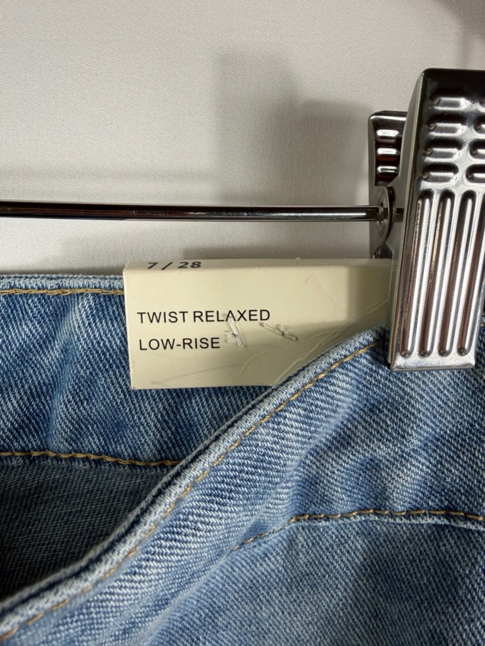 NWT Twist Relaxed Low RiseWide Leg Frayed Seam Jeans - Light Blue. Size 7 / 28 - Picture 4 of 9